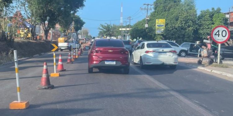 Devido à obra na BR-135, trânsito na Avenida dos Portugueses funciona em meia pista.