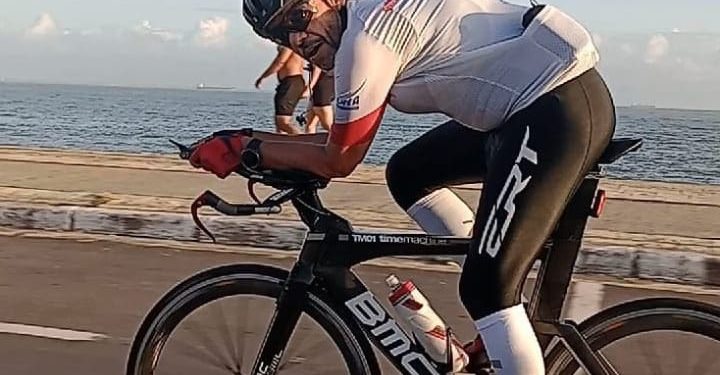 Médico que pedalava na Avenida Litorânea é arrastado por 30 metros por veículo e tem morte instantânea.