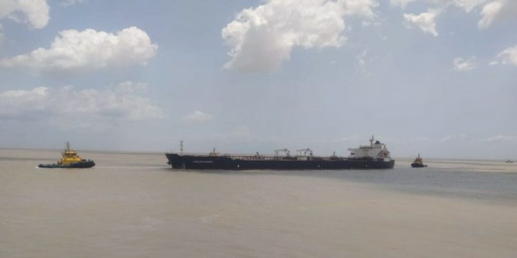 Porto do Itaqui recebe carregamento recorde de óleo diesel dos Emirados Árabes Unidos.