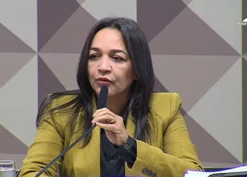 CPMI: Eliziane pede indiciamento de Bolsonaro e mais 58 pessoas.