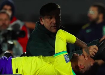 Brasil perde para o Uruguai e Neymar sofre grave contusão no joelho.
