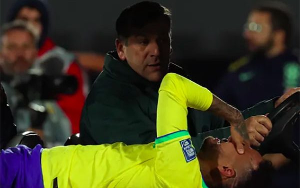 Brasil perde para o Uruguai e Neymar sofre grave contusão no joelho.