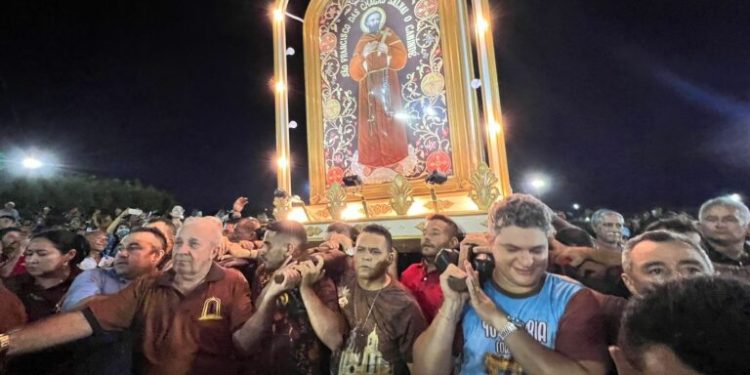 Francisco Nagib comemora seu aniversário com romeiros, em Canindé.