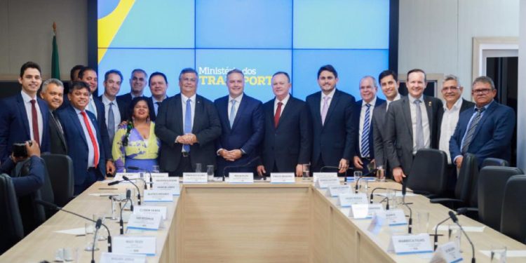 Brandão e ministros maranhenses participam de assinatura da ordem de serviço para restaurações estruturantes na BR-135, no MA