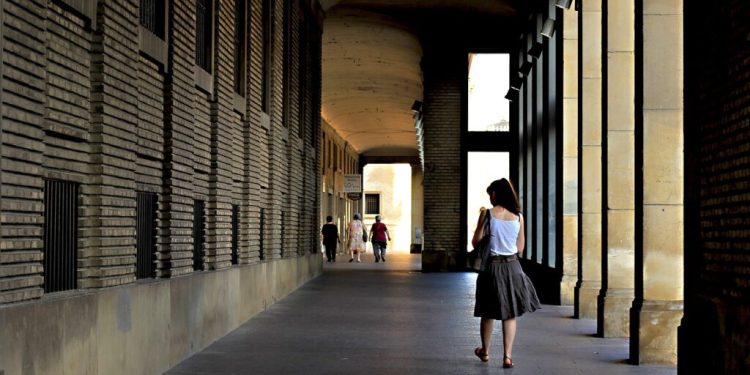 A cada 4 mulheres, 3 já sofreram alguma violência durante o deslocamento