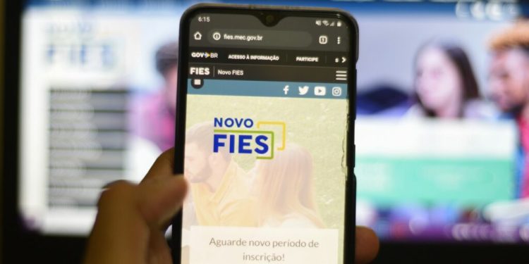 Ministério da Educação garante renegociação do Fies a partir desta terça-feira (7).