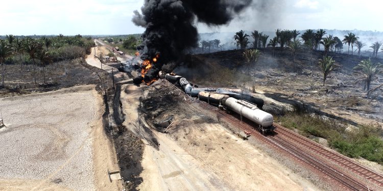 Helicóptero do Porto do Itaqui teve papel importante no incêndio dos vagões da Vale.