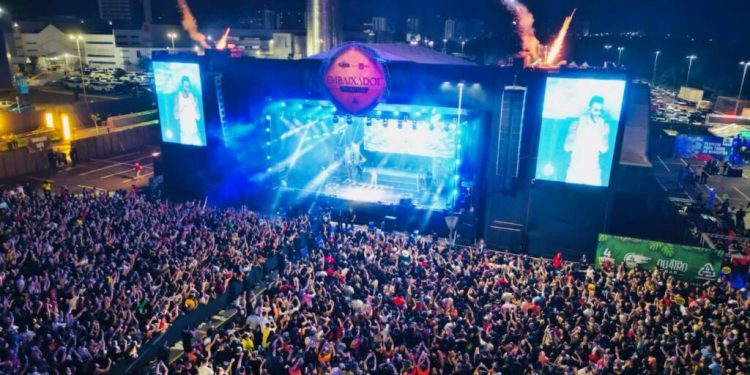 Gusttavo Lima, Taty Girl e Zé Vaqueiro levam multidão ao delírio no “Embaixador in São Luís”.
