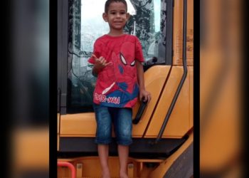 Criança de 7 anos morre após ser atingida por bala na cabeça durante tiroteio
