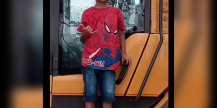 Criança de 7 anos morre após ser atingida por bala na cabeça durante tiroteio