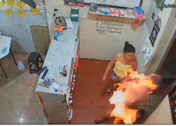 Mulher enciumada toca fogo no marido em peixaria; vítima morre no hospital.