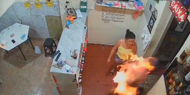 Mulher enciumada toca fogo no marido em peixaria; vítima morre no hospital.