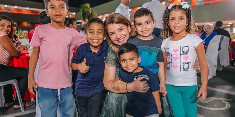 Assembleia promove confraternização de fim de ano reunindo deputados, servidores e familiares.