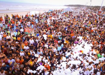 Primeiro domingo de Pré-Carnaval na Avenida Litorânea arrasta multidão para acompanhar shows na orla