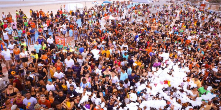 Primeiro domingo de Pré-Carnaval na Avenida Litorânea arrasta multidão para acompanhar shows na orla