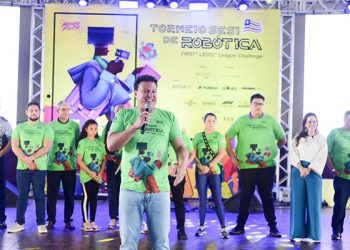 Governador Felipe Camarão prestigia Torneio Sesi de Robótica