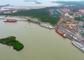 Porto do Itaqui realiza operação inédita com cinco navios