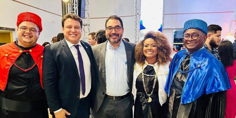 Gilberto Lins presente na entrega dos diplomas para 665 estudantes do Iema