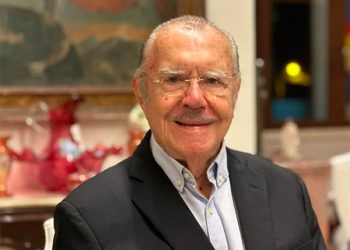 José Sarney se recupera bem após queda durante caminhada em Brasília.