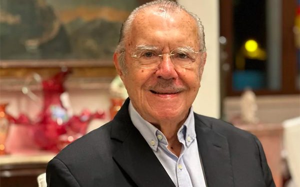 José Sarney se recupera bem após queda durante caminhada em Brasília.