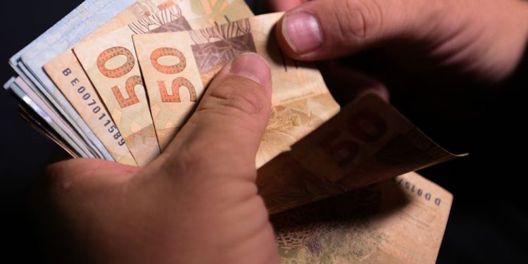 Salário mínimo de R$ 1.412 começa a ser pago nesta quinta-feira (1°)