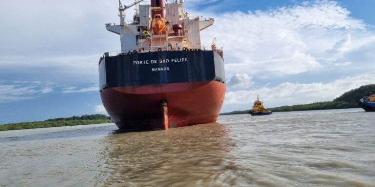 Navio mercante encalha no canal de acesso ao terminal da Alumar