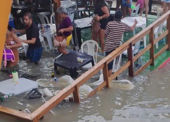 Bar flutuante afunda durante inauguração na Raposa