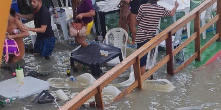 Bar flutuante afunda durante inauguração na Raposa