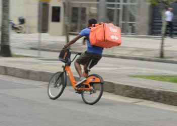 Projeto proíbe cliente de exigir que o entregador de aplicativo suba até o apartamento