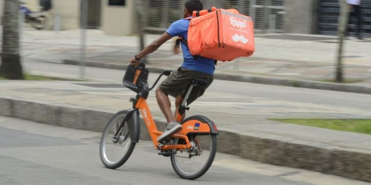 Projeto proíbe cliente de exigir que o entregador de aplicativo suba até o apartamento