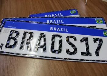 Placas de veículos poderão voltar a exibir cidade e estado; entenda