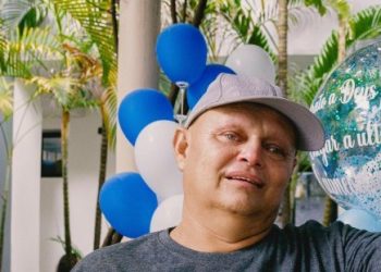 Paciente toca o ‘sino da cura’ após tratamento no Hospital de Câncer do Maranhão