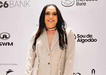 Cláudio Carvalho assiste desfile de Walério Araújo, no SPFW
