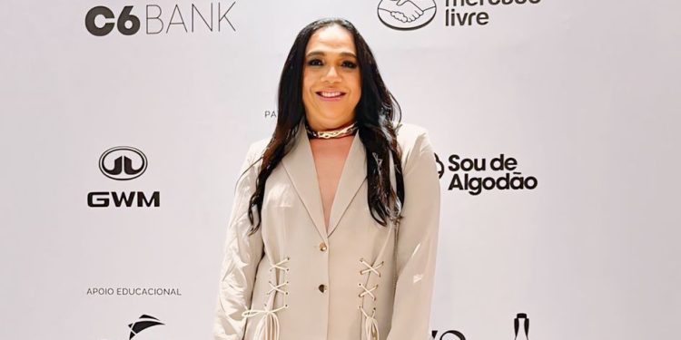 Cláudio Carvalho assiste desfile de Walério Araújo, no SPFW