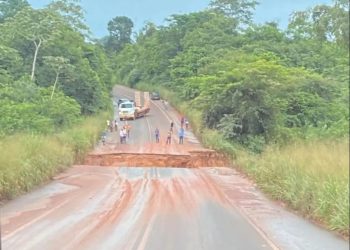 Tráfego na BR-222, em Santa Inês, é parcialmente liberado após instalação de ponte metálica
