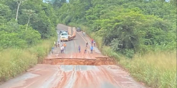 Tráfego na BR-222, em Santa Inês, é parcialmente liberado após instalação de ponte metálica