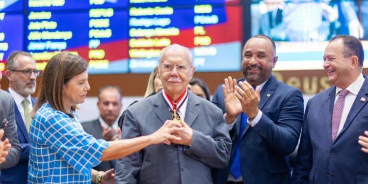 José Sarney é homenageado na Assembleia Legislativa e deputados enaltecem iniciativa