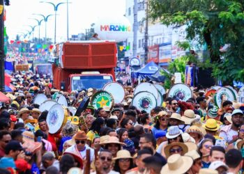 Uma multidão e grupos de bumba-meu-boi se reúnem no bairro João Paulo para tradicional homenagem a São Marçal