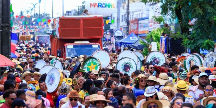 Uma multidão e grupos de bumba-meu-boi se reúnem no bairro João Paulo para tradicional homenagem a São Marçal