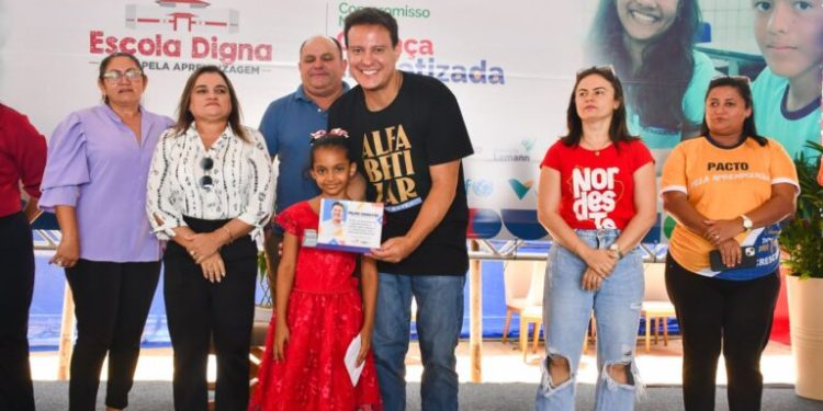 Felipe Camarão leva ação do Pacto pela Aprendizagem e anuncia vencedores do Prêmio Escola Digna e do Selo Prefeito da Educação
