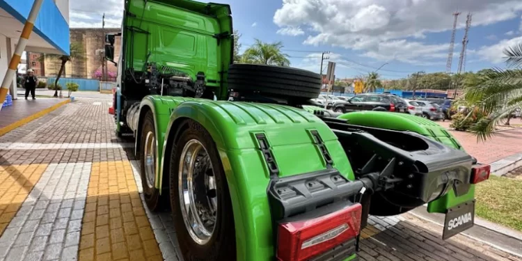 Porto do Itaqui dá salto na descarbonização com caminhões a GNL