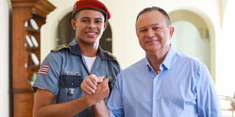 Carlos Brandão recebe Benedito Moreno, estudante que conquistou prêmio de redação pela Universidade de Oxford