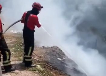 Bombeiros combatem incêndio em lixão na Avenida dos Portugueses