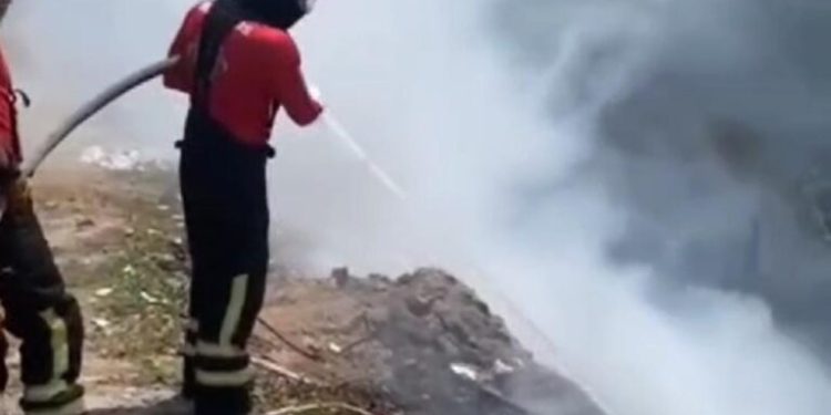 Bombeiros combatem incêndio em lixão na Avenida dos Portugueses