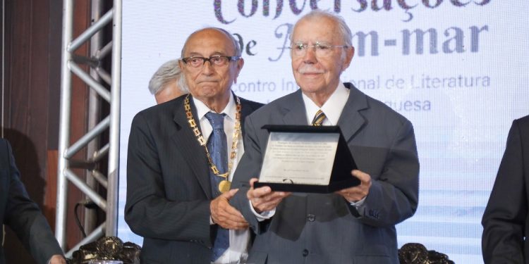 Ex-presidente José Sarney é homenageado no Encontro Internacional de Escritores de Língua Portuguesa, em São Luís