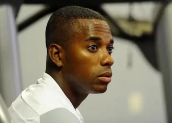 Cinco ministros do STF votam em manter ex-jogador Robinho na prisão