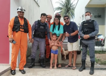 Policiais tiram criança trancada em porta-malas de veículo