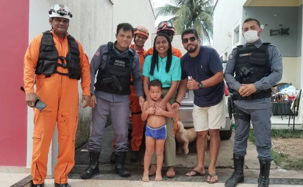 Policiais tiram criança trancada em porta-malas de veículo