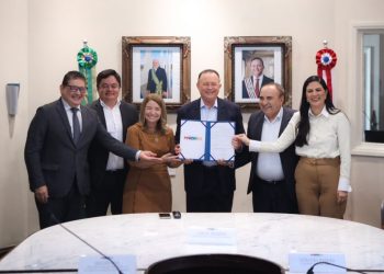 Carlos Brandão assina MP que garante aos professores do Maranhão reajuste salarial acima da média nacional