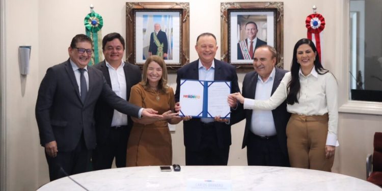 Carlos Brandão assina MP que garante aos professores do Maranhão reajuste salarial acima da média nacional